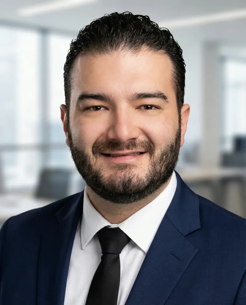 Dr. Marcos Eduardo Meza en su oficina